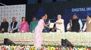 पीएम मोदी डिजिटल इंडिया मिशन को मजबूत करने में जुटी महिला का सम्मान करते हुए। स्रोत-पीआईबी, नई दिल्ली- 1 जुलाई 2015