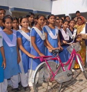 बिहार में साइकिल ने बदली बेटियों की ज़िंदगी। फोटो स्रोत-nitishspeaks.blogspot.in