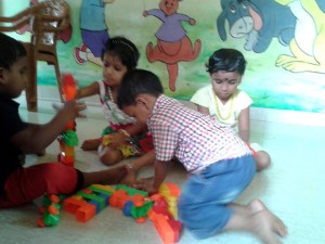 आजा खेले ज़रा। केरल के कुन्नूर के आंगनबाड़ी स्कूल के बच्चों को मिले खिलौने। - फोटो- 100 पर्सेंट काइंडनेस 