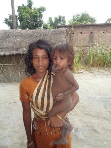 14 साल की किशोरी चमेली, जो चार भाई- बहनों की देखभाल करती है। पिता और पति मजदूरी करने पंजाब गये हैं। फोटो-पुष्यमित्र