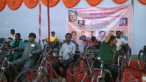 जयप्रकाश नारायण अंतर्राष्ट्रीय संस्थान के एक कार्यक्रम में विकलांगों को वितरित रिक्शे। फोटो-पशुपति शर्मा