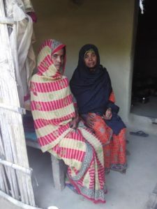  50 साल की रजिया खातून जो आज तक अविवाहित है और साथ में 45 साल की छोटी बहन जो तलाकशुदा है।