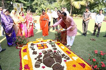 एमपी के सीएम शिवराज सिंह चौहान पत्नी के साथ गोवर्धन पूजा करते हुए ।