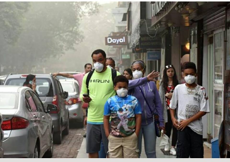 दिल्ली को गैस चैंबर में रहना पसंद है ?