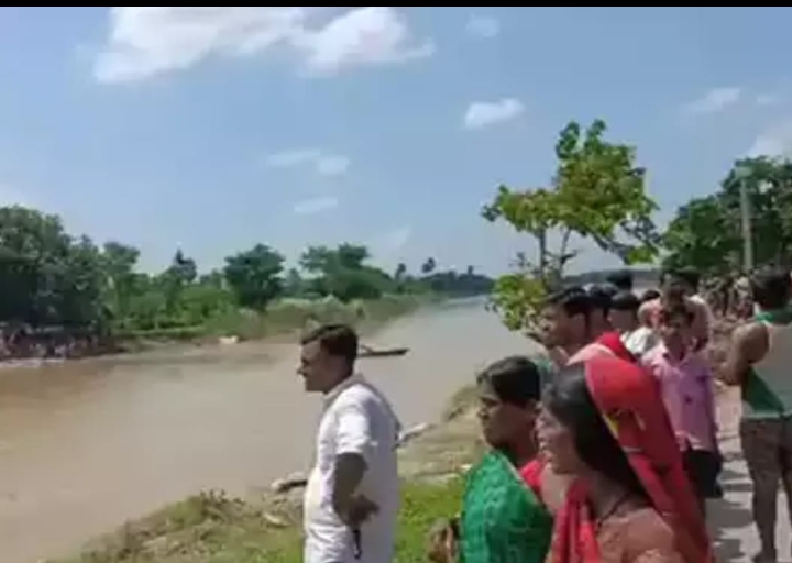 बासमती नदी में नाव पलटी, 12 बच्चे लापता